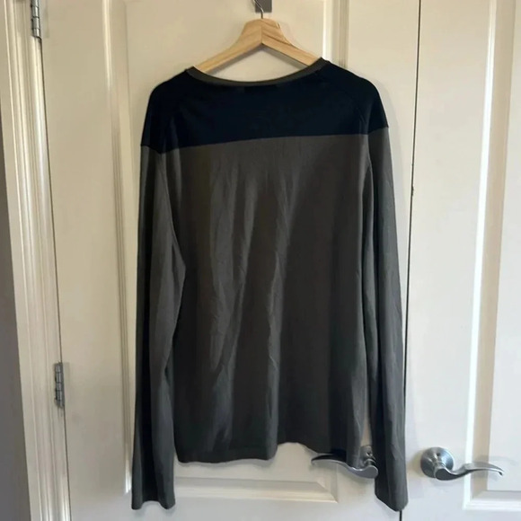 Banana Republic light v neck sweater - Picture 2 of 3